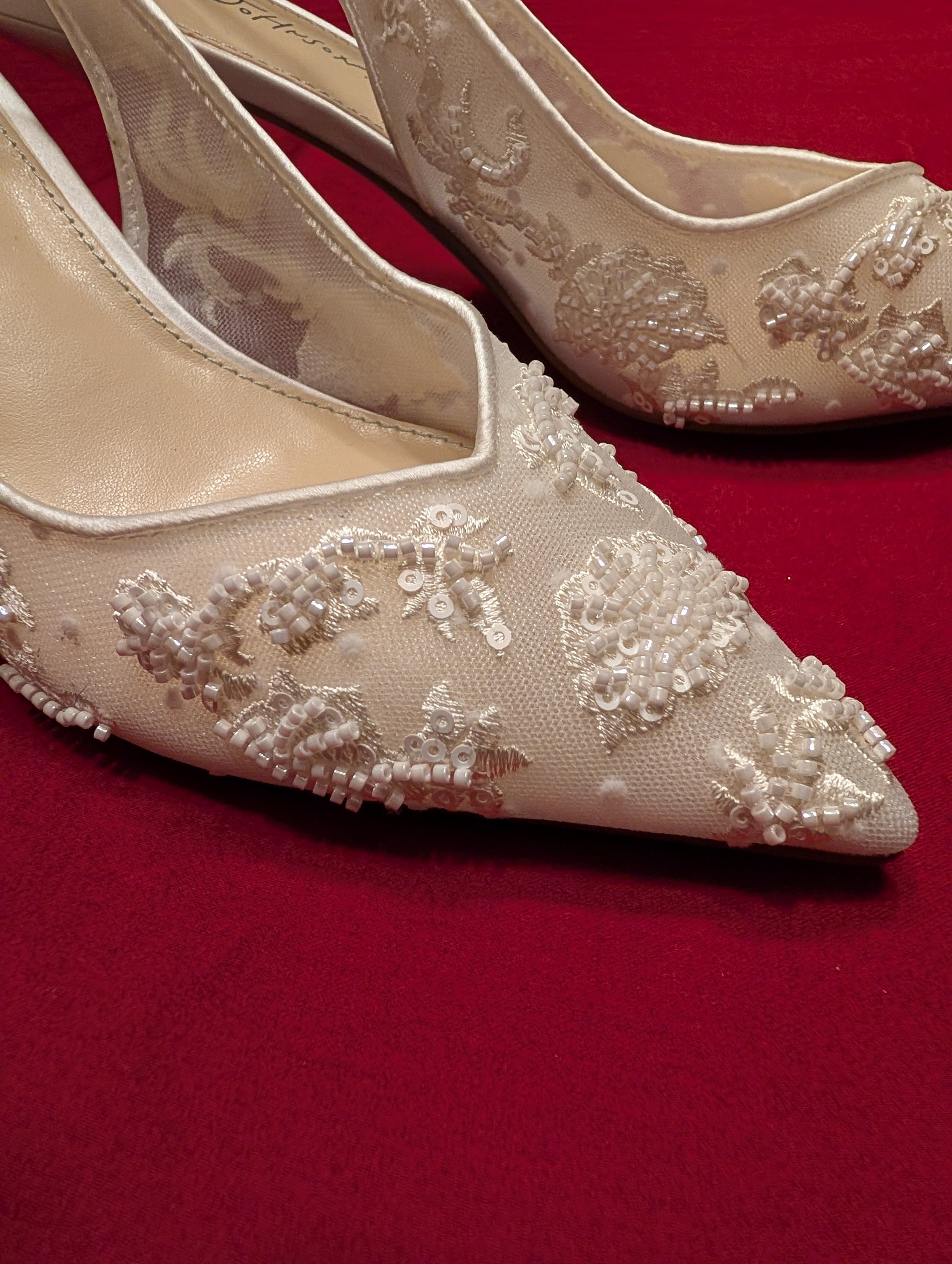 Betsey Johnson Bridal White Floral Beaded & Mesh Slingback Kitten Heel Pumps size 7.5