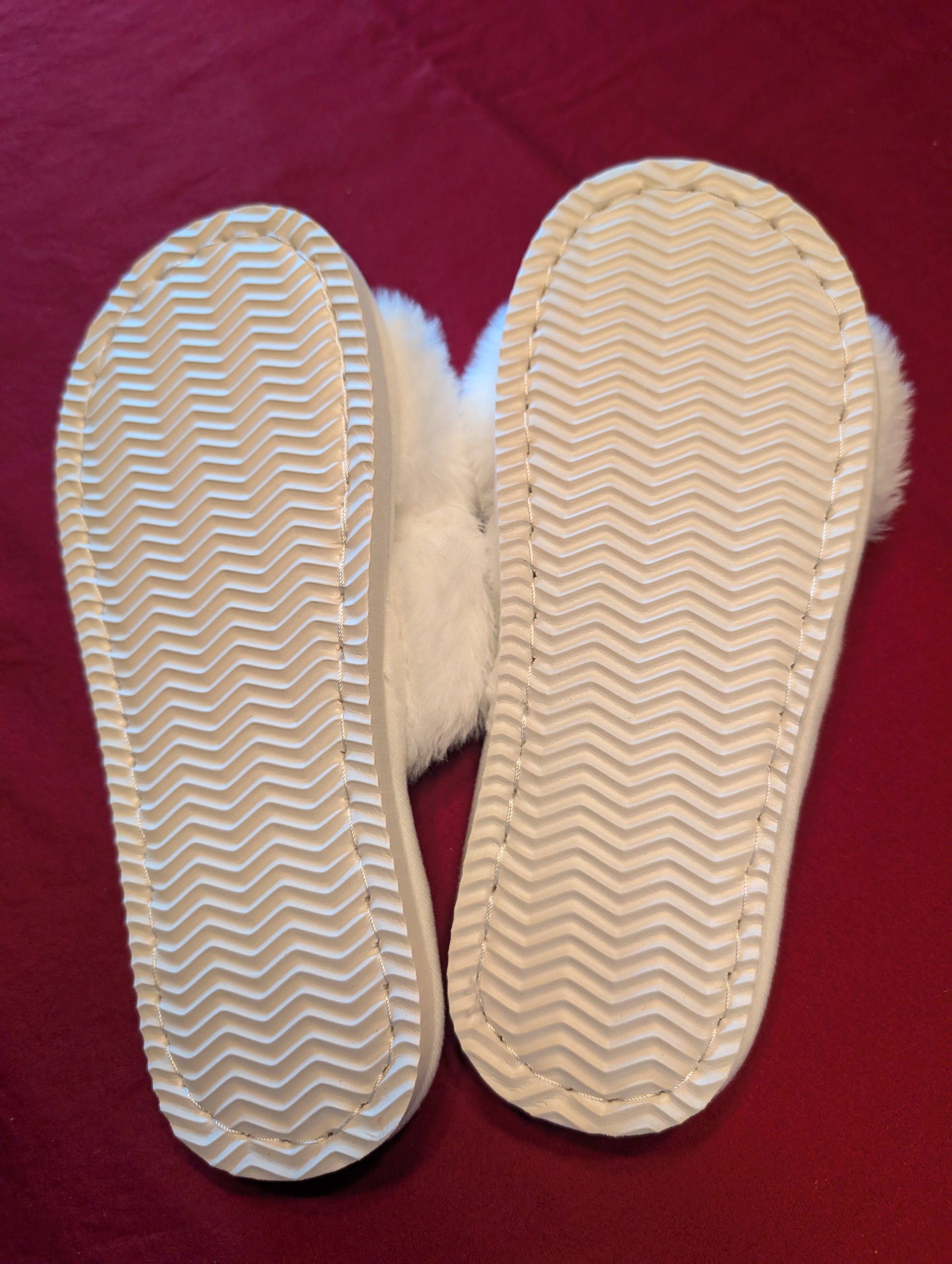 Faux Fur Fuzzy Criss Cross Slippers in Cream White size 8 Regular