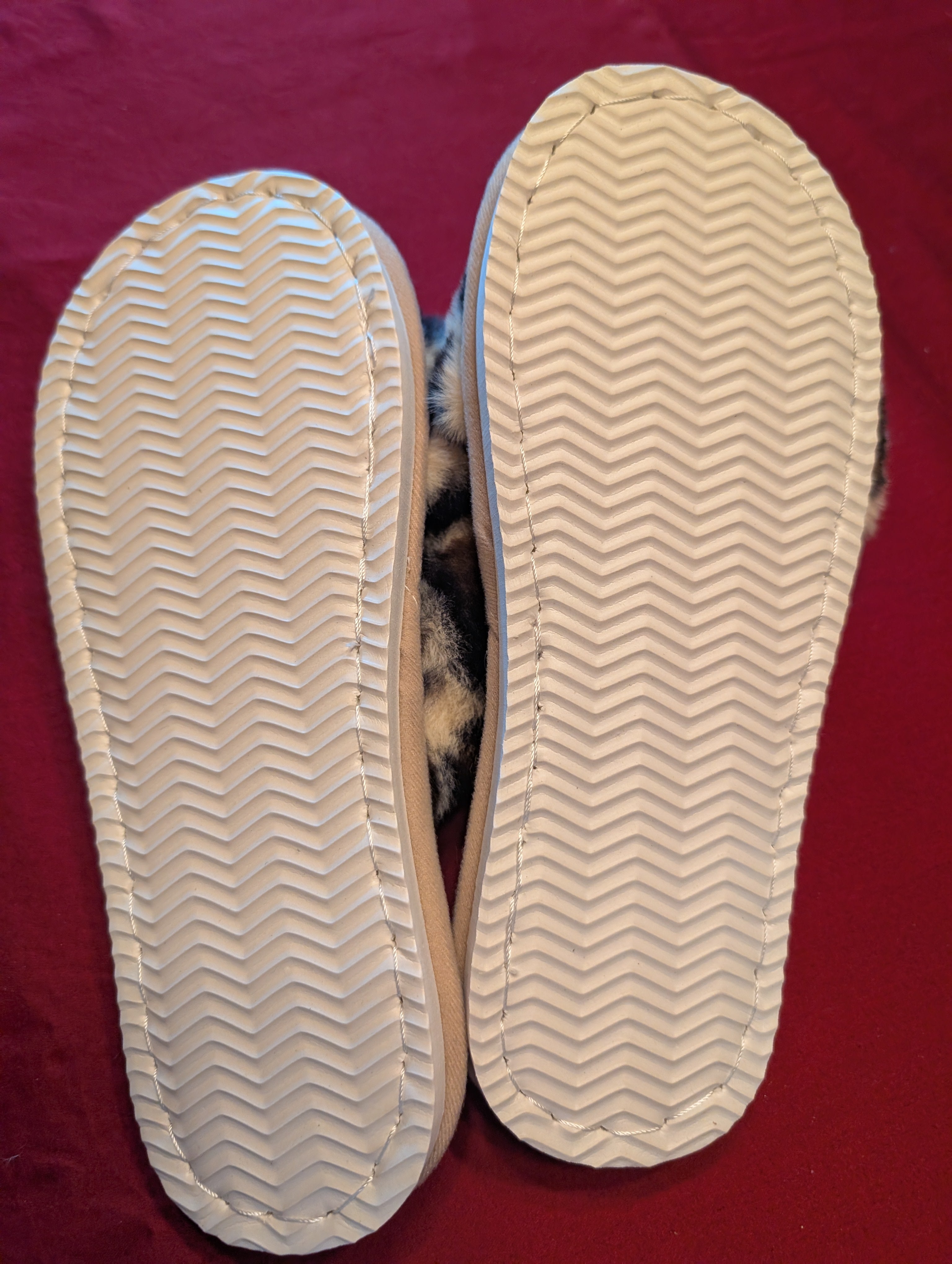 Faux Fur Fuzzy Criss Cross Slippers in Animal Print Cheetah size 8 Regular